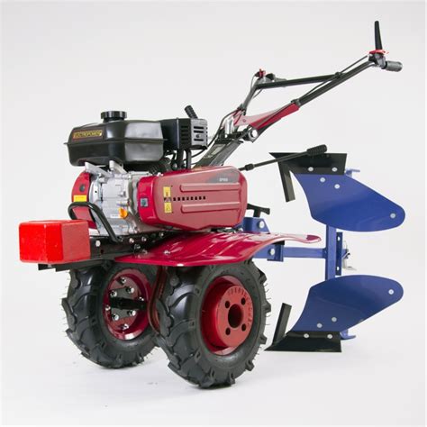 Motoculteur avec différents accessoires (charrue, fraises)