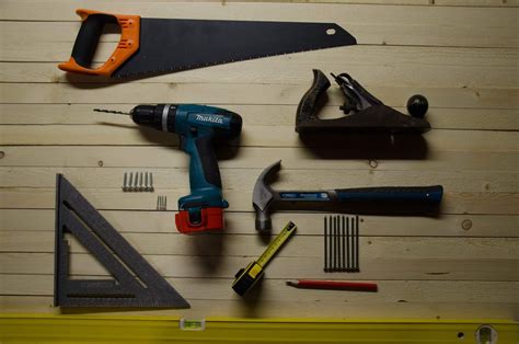 Outils de bricolage courants utilisés par un homme toutes mains