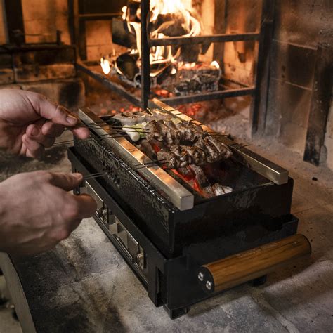 Un chef hibachi en pleine action, flammes et nourriture