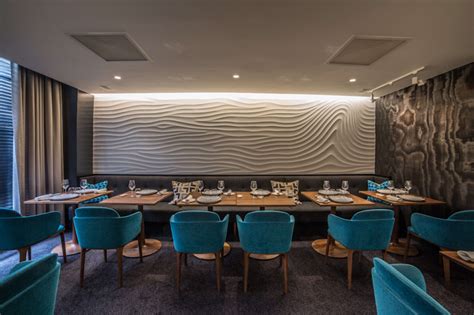Intérieur d'un restaurant japonais moderne et chaleureux