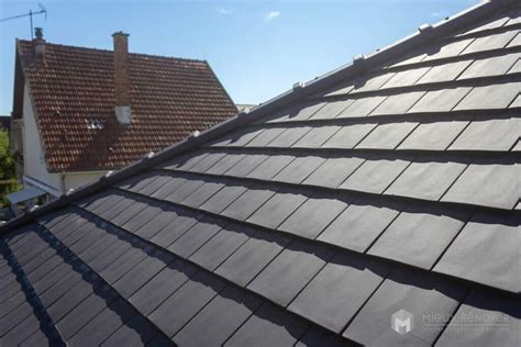 Vue détaillée d'une toiture avec des tuiles et des gouttières