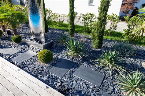 Jardin d'ornement avec paillage d'ardoise