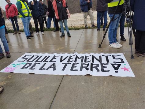 Pancarte lors d'une manifestation en soutien aux Soulèvements de la Terre
