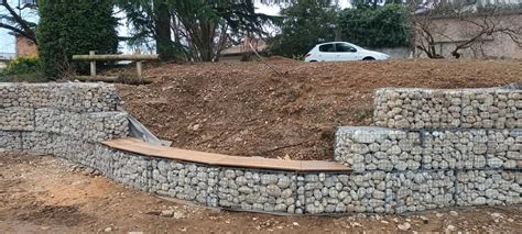 Exemple de mur en gabions structurant un jardin en pente