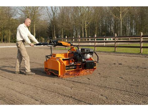 Engazonneuse moderne en action