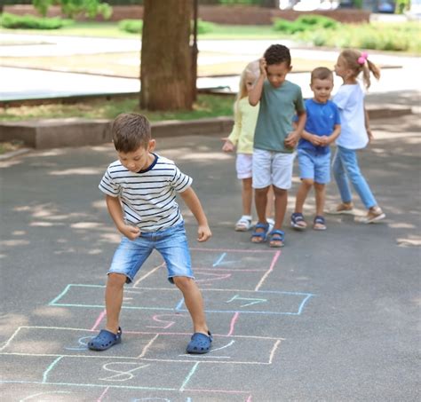 Enfants jouant à la marelle en extérieur