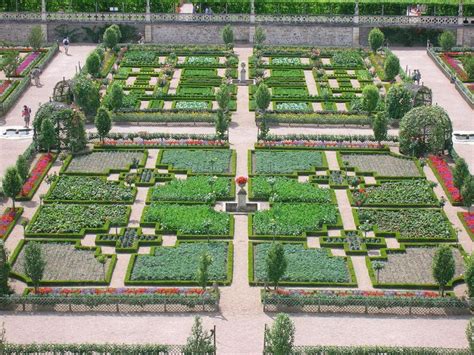 Un jardin formel à la française, illustrant les principes de Le Nôtre