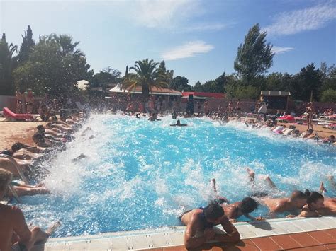 Vue aérienne du Camping Les Abricotiers avec piscine et espaces verts