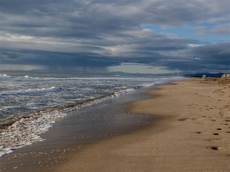 Plage d'Argelès-sur-Mer avec le Canigou en arrière-plan