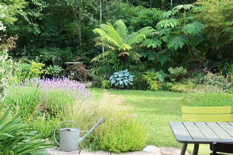 Illustration représentant un jardin paisible avec une tondeuse rangée