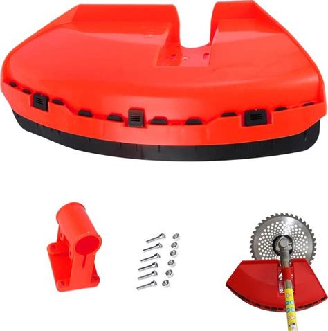 Capot de protection d'un coupe-bordure en gros plan