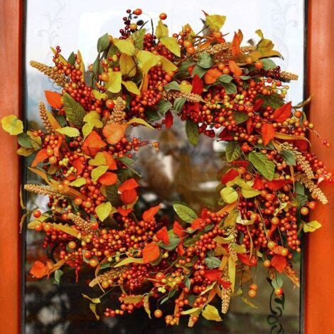Couronne d'automne avec citrouilles et baies