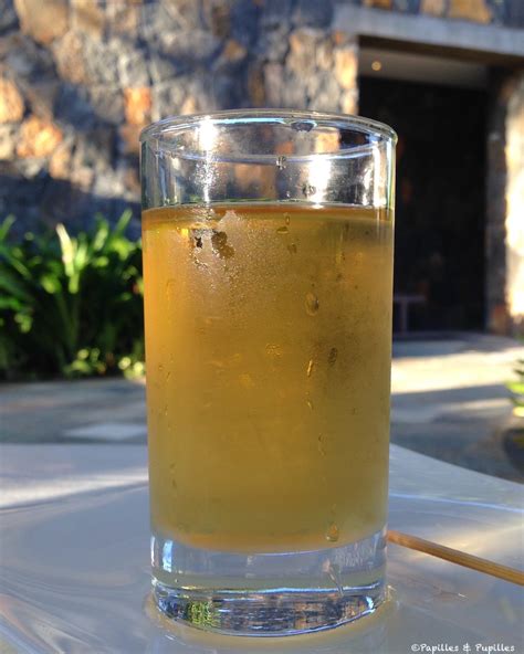 infusion de feuilles de citronnelle dans une tasse en verre