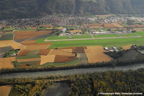 Vue aérienne de la commune de La Framboisière et ses environs forestiers
