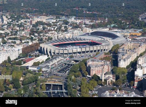Vue aérienne du Parc des Princes montrant l'état du gazon