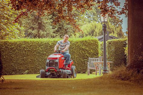 Tracteur tondeuse en action dans un jardin paysager