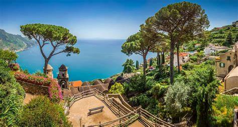 Vue panoramique de la côte amalfitaine avec des figuiers en premier plan