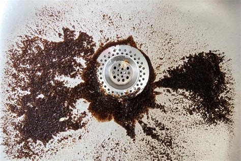 Schéma explicatif du nettoyage d'un évier avec du marc de café et de l'eau chaude