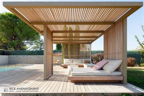 Pergola en bois recouverte de végétation luxuriante