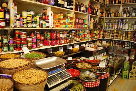 Étalage de produits frais et artisanaux dans une épicerie de ferme