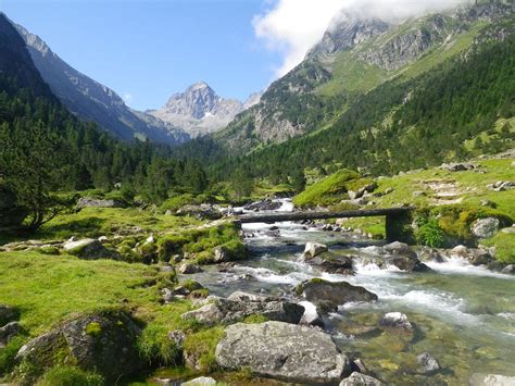Vue panoramique de la vallée du Lutour avec des montagnes environnantes
