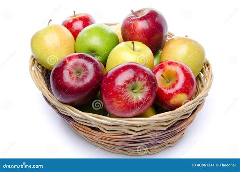 Pommes fraîches dans un panier d'osier