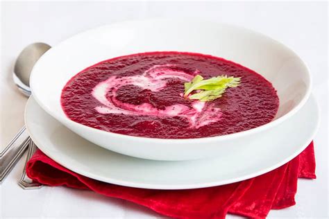 Bol de potage de betteraves avec garniture