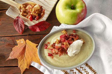 Garnitures variées pour potage : dés de pommes, bacon, noix