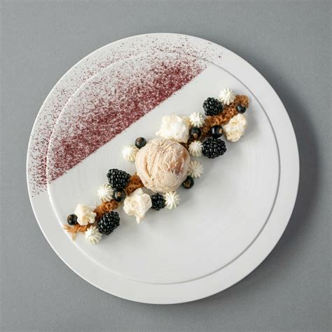 Assiette de dessert décorée avec des fleurs de géranium rosat