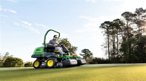 Tondeuse de greens John Deere en action sur un parcours de golf