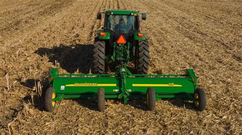 Déchiqueteuse à fléaux John Deere en action
