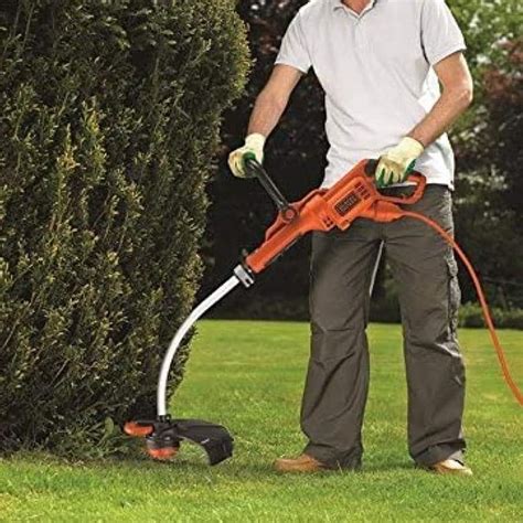 coupe-bordure Black & Decker en action