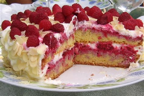 Vue en coupe d'un framboisier léger montrant les couches de génoise, crème et framboises