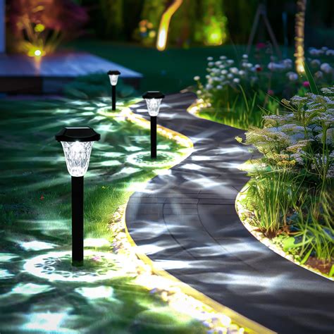 Image de balises solaires disposées le long d'une allée de jardin