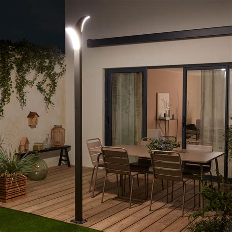 Photographie de lampadaires de jardin modernes