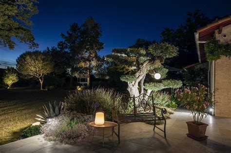 Ambiance nocturne d'un jardin élégamment éclairé