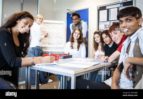 Étudiants travaillant en groupe avec un professeur