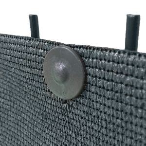 Vue rapprochée des agrafes métalliques fixant le grillage aux liteaux