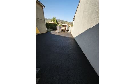 Vue d'une allée de garage en enrobé noir