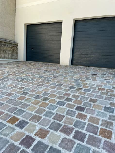 Allée de garage pavée avec des motifs géométriques