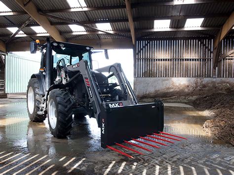Chargeur Bobcat avec une fourche à fumier en action