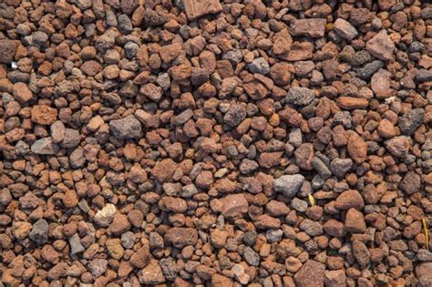 Comparaison visuelle entre billes d'argile, pouzzolane et gravier