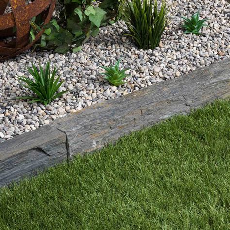 Jardin moderne avec bordures en schiste délimitant une allée