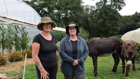 Photo de la famille Barré devant la ferme Bouillon de cultures