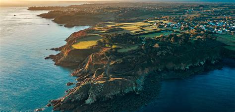 Vue panoramique du potager d'Herbarius avec la baie de Saint-Brieuc en arrière-plan