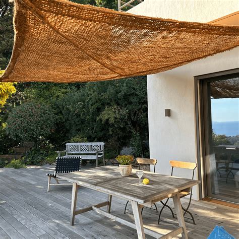 Terrasse aménagée avec toile d'ombrage coco