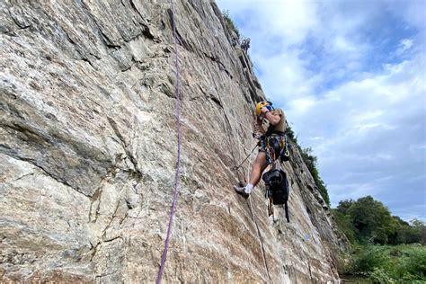 Grimpeurs brossant une falaise