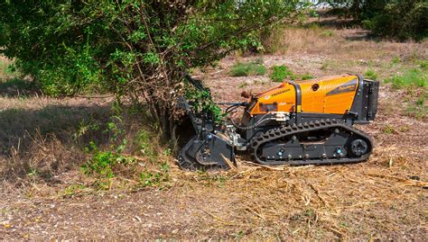 Débroussailleuse à fléaux sur chenilles en action
