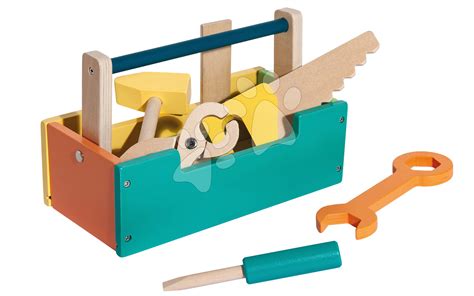 Enfants jardinant avec des outils en bois