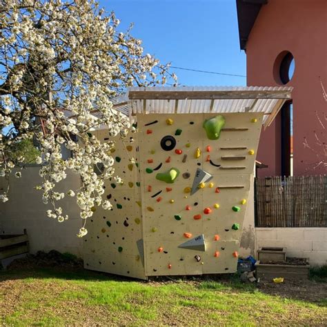 Gumball figé sur un petit mur d'escalade entouré de tout-petits